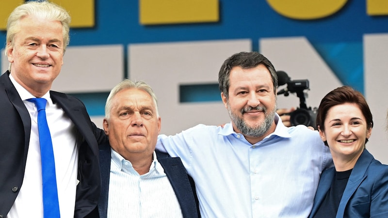 Geert Wilders, Viktor Orban, Matteo Salvini (3.v.r.) und Marlene Svazek (von links) beim Rechtstreffen in Norditalien. (Bild: AFP)