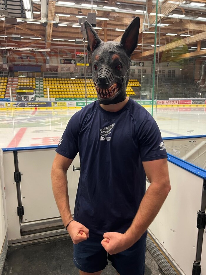 Der „Kabinenhund“: Felix Maxa durfte als Erster die Maske tragen. Die Idee kam von Kapitän ...