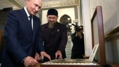 Ramsan Kadyrow, Chef der russischen Teilrepublik Tschetschenien (r.), betrachtet sich als Putins „Fußsoldat“.  (Bild: AFP/VYACHESLAV PROKOFYEV / POOL / AFP)