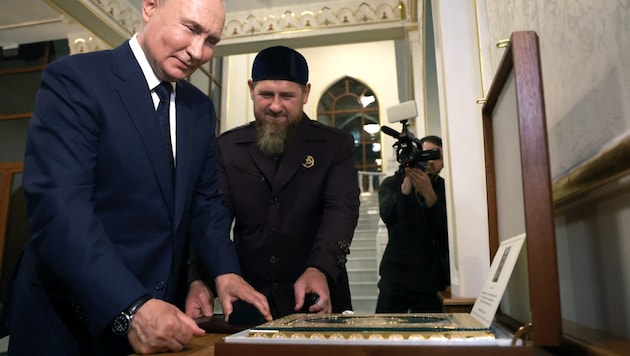 Ramsan Kadyrow, Chef der russischen Teilrepublik Tschetschenien (r.), betrachtet sich als Putins „Fußsoldat“.  (Bild: AFP/VYACHESLAV PROKOFYEV / POOL / AFP)