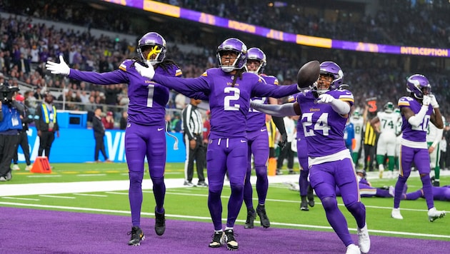 The Minnesota Vikings celebrate in London. (Bild: AP/Kirsty Wigglesworth)