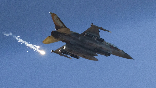 An Israeli fighter plane flies over the Gaza Strip and launches flares (archive photo). (Bild: AP)