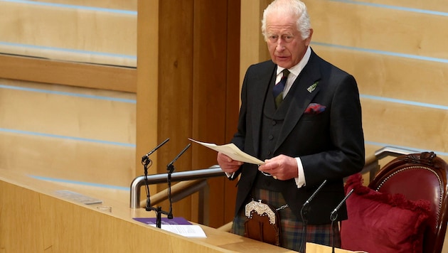 King Charles will resume cancer treatment on his return home. Pictured: Charles in Edinburgh at Parliament on September 28, 2024 (Bild: AP)