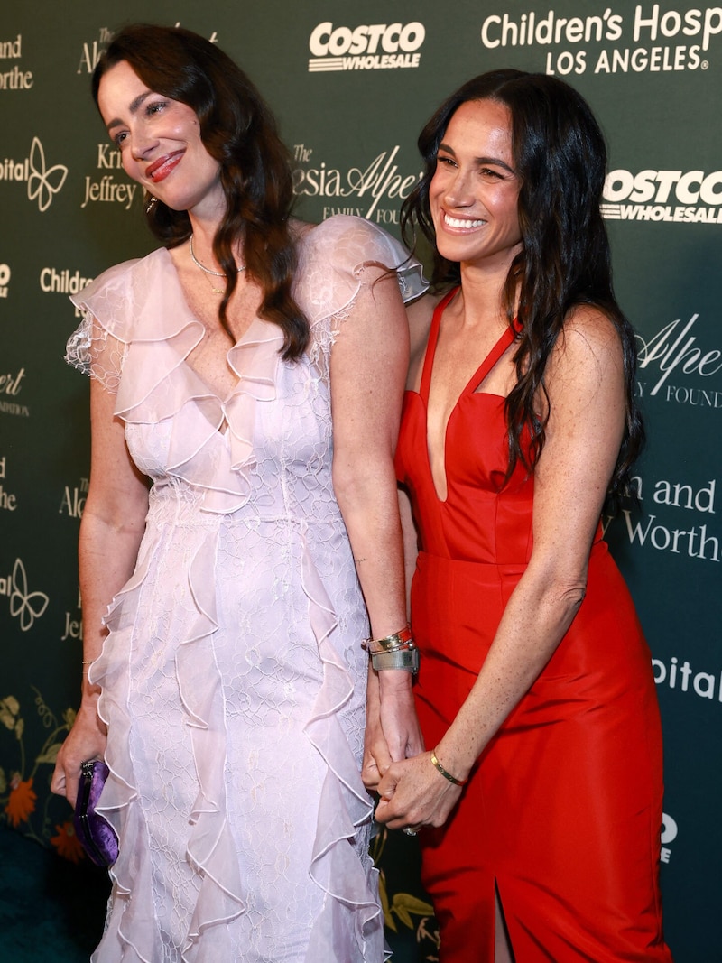 In a good mood even without Prince Harry: Duchess Meghan having fun with her entrepreneur friend Kelly McKee. (Bild: APA/Getty Images via AFP/GETTY IMAGES/Matt Winkelmeyer)