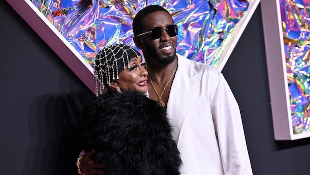 P. Diddy Sean Combs and his mom Janice at the 2023 MTV Video Music Awards - in light of the serious allegations, she is now defending him. (Bild: picturedesk.com/Evan Agostini / AP)