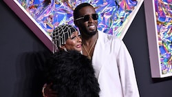 P. Diddy Sean Combs und seine Mama Janice bei den MTV Video Music Awards 2023 – angesichts der schweren Vorwürfe verteidigt sie ihn jetzt. (Bild: picturedesk.com/Evan Agostini / AP)