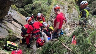 Schwierige Bergung des schwer verletzten Wanderers in der Kesselfall-Klamm (Bild: Bergrettung Steiermark)