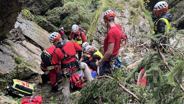 Schwierige Bergung des schwer verletzten Wanderers in der Kesselfall-Klamm (Bild: Bergrettung Steiermark)