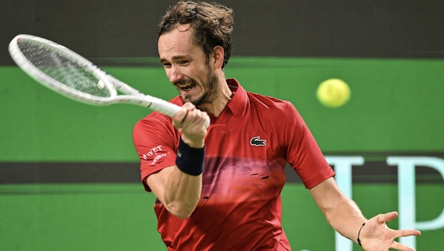 Daniil Medwedew war mit der Qualität der Tennisbälle sichtlich unzufrieden. (Bild: AFP/APA/Hector RETAMAL)