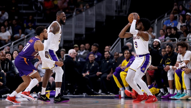 LeBron James (2. von li.) und sein Sohn LeBron James Jr. (re.) (Bild: 2024 Getty Images)