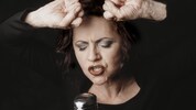 Im unermüdlichen Brennen für die Musik gleicht Maria Bill der Piaf: Seit 30 Jahren begibt sie ...