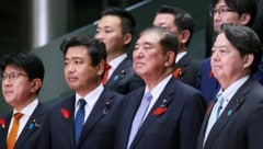 Der neue japanische Ministerpräsident Shigeru Ishiba (2.v.r.) mit seinen Ministern (Bild: japan.kantei.go.jp)