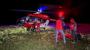 Mit dem Notarzthubschrauber RK-2 wurden die Tschechen aus der Wand geborgen. (Bild: ZOOM Tirol/Krone KREATIV)