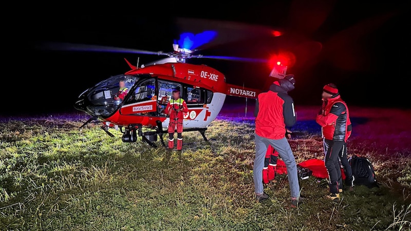 Mit dem Notarzthubschrauber RK-2 wurden die Tschechen aus der Wand geborgen. (Bild: ZOOM Tirol/Krone KREATIV)