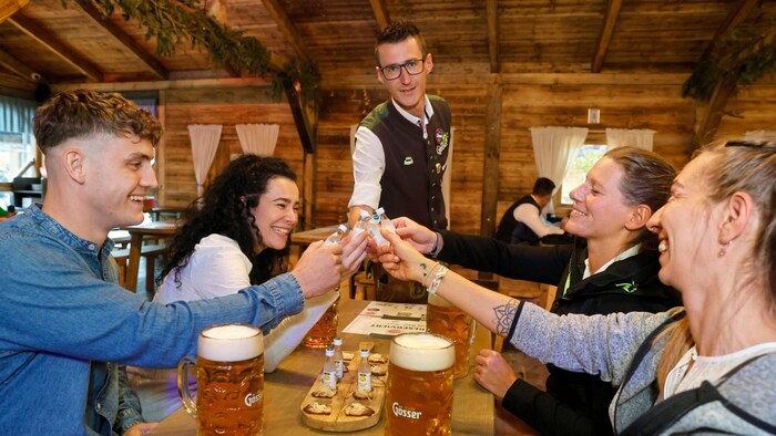 Gäste laden Kellner gerne auf einige Stamperl ein.