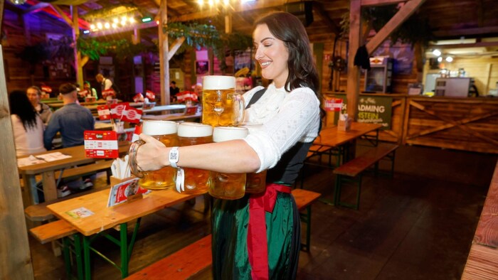 2,3 Kilo wiegt ein voller Maßkrug. Bilibou trägt acht ohne Probleme.