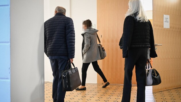 The defendant (center) on her way into the courtroom. (Bild: Wenzel Markus)