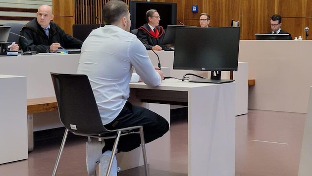 The accused is represented by lawyer Bernhard Lehofer (left) (Bild: Eva Stockner/Steirerkrone)