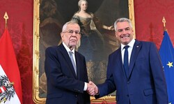 Der Noch-Bundeskanzler kam am Montag gut gelaunt zum Bundespräsidenten.