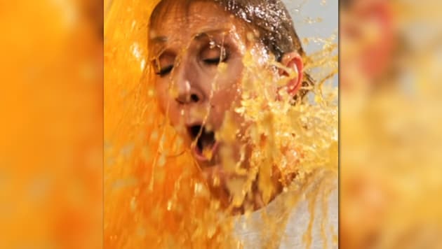 Oops, what was that all about? Céline Dion was doused with an energy drink. (Bild: instagram.com/celinedion)