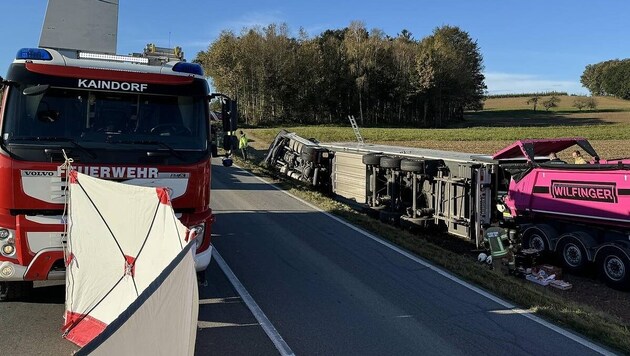 Die 26-Jährige kam mit ihrem Schwerfahrzeug aufs Bankett, schlitterte in den Straßengraben und landete in einem Feld. (Bild: FF Kaindorf/Hartberg)