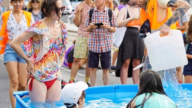 July 13, 2024: Climate activists posed and cooled off in the pool on the Ringstrasse. (Bild: Letzte Generation)