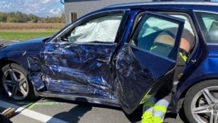 Die linke Seite des Pkw wurde schwer beschädigt.