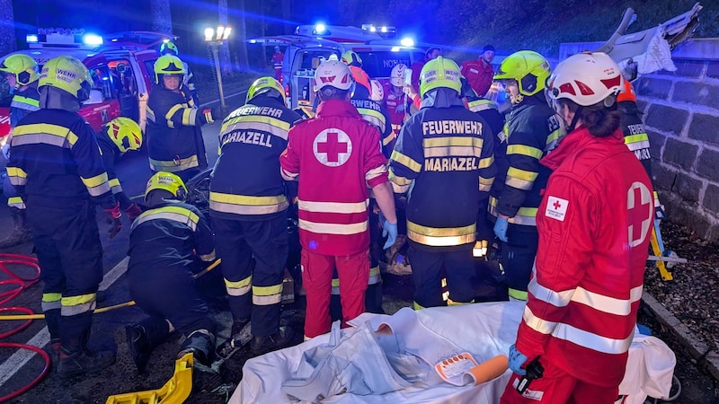 The rescuers had to cope with an extremely difficult operation. (Bild: Rotes Kreuz Bruck-Mürzzuschlag/Fladl D.)