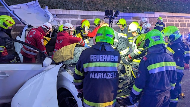 Nach der aufwendigen Bergung aus dem völlig deformierten Wrack wurde der junge Lenker in künstlichen Tiefschlaf versetzt. (Bild: Rotes Kreuz Bruck-Mürzzuschlag/Fladl D.)