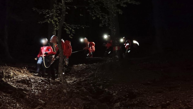 Nächtlicher Einsatz für die Bergretter in Jenbach. (Bild: ZOOM Tirol/Krone KREATIV)