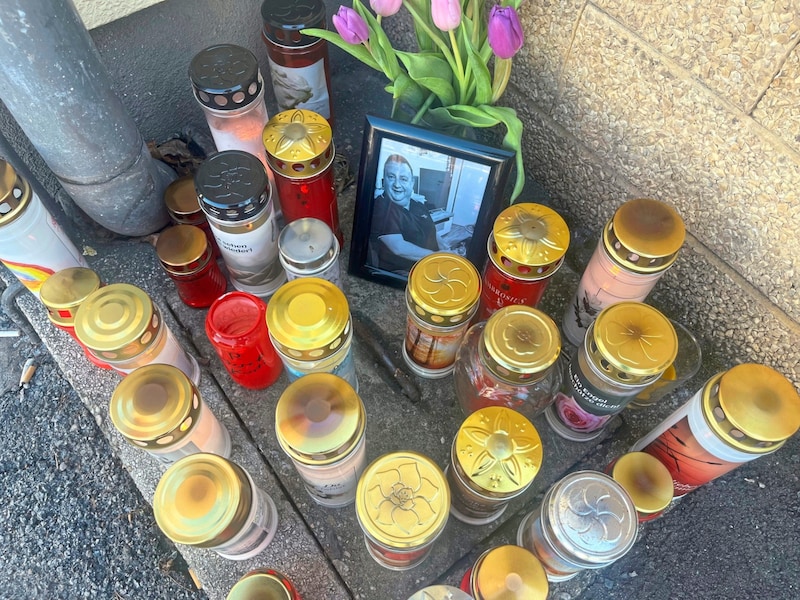 A sea of candles for the deceased Josef H. in front of the restaurant in the Graz-Gries district (Bild: Jauschowetz Christian)