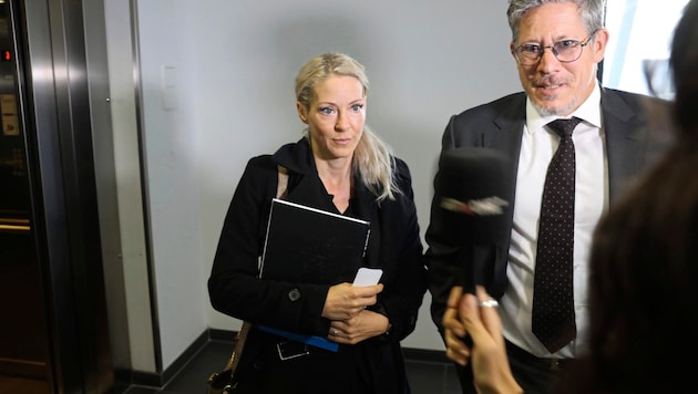 Simone Lugner with her legal advisor Florian Höllwarth after the reading of the will. (Bild: Jöchl Martin)