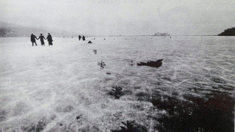 The demarcation line between the Yugoslav-occupied part and the rest of Carinthia led across the frozen Lake Wörthersee in 1920. (Bild: Kärntner Landesarchiv)