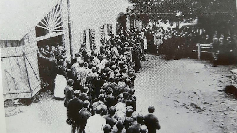 Voting and Allied officers in front of a polling station in the municipality of Diex from the book "Der 10. Oktober 1920 - Kärntens Tag der Selbstbestimmung", published by the Carinthian Provincial Archives - Alfred Ogris, Wilhelm Deuer, Wilhelm Wadl, Barbara Felsner, Evelyne Webernig, published by the Carinthian Provincial Archives. (Bild: Verlag des Kärntner Landesarchives)