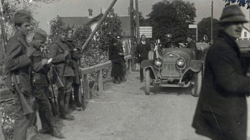 Auf der Glanfurtbrücke in der Rosentaler Straße zwischen Klagenfurt und Viktring verlief die Demarkationslinie, dort wurden Pässe kontrolliert. Das Bild wurde kurz vor der Volksabstimmung im Oktober 1920 aufgenommen. (Bild: Kärntner Landesarchiv)