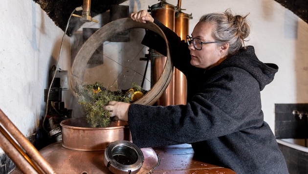 Having grown up in a region with many distillers, herb fairy Thöni-Kohler knows all about the possibilities for health-promoting distillates. (Bild: Kary Wilhelm)