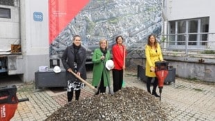 Von links nach rechts: Bezirksvorsteherin Brigittenau Christine Dubravac-Widholm (SPÖ), Verkehrsministerin Leonore Gewessler (Grüne), ÖBB Infrastruktur Vorständin Silvia Angelo mit Verkehrsstadträtin Ulli Sima (SPÖ). Diese versuchte sich am Presslufthammer. (Bild: Jöchl Martin)