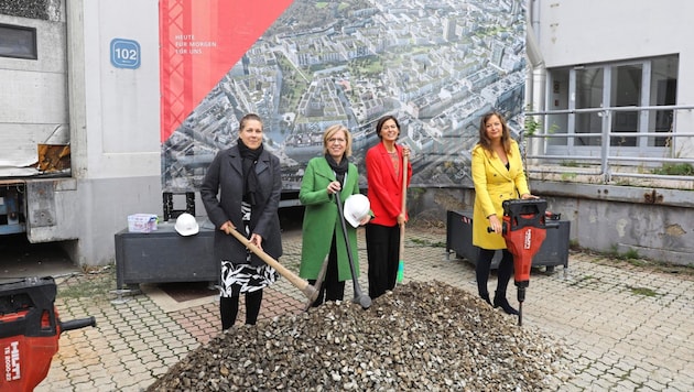 Von links nach rechts: Bezirksvorsteherin Brigittenau Christine Dubravac-Widholm (SPÖ), Verkehrsministerin Leonore Gewessler (Grüne), ÖBB Infrastruktur Vorständin Silvia Angelo mit Verkehrsstadträtin Ulli Sima (SPÖ). Diese versuchte sich am Presslufthammer. (Bild: Jöchl Martin)