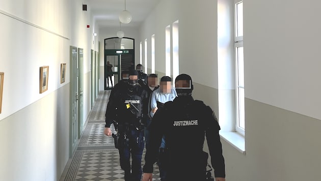 The two accused Bulgarians are brought before the court under the highest security precautions. (Bild: Sophie Pratschner, Krone KREATIV)