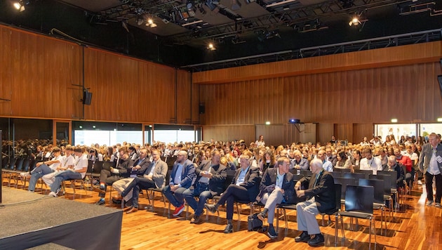 Tourism experts and decision-makers at the start of Tourism Week in the Festspielhaus Bregenz. (Bild: WKV)