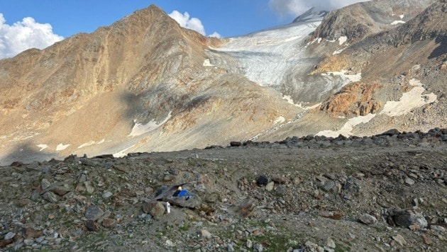 Ohne Zoom, aus kurzer Distanz: Der Bartgeier vom Similaun. Gesichtet Ende August 2024 in den Ötztaler Alpen. (Bild: Zwickl)