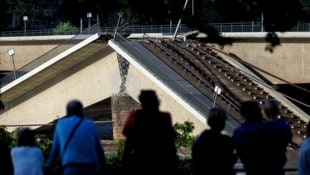 Nach dem Teileinsturz musste einer der Brückenzüge kontrolliert gesprengt werden. (Bild: APA/AFP/JENS SCHLUETER)