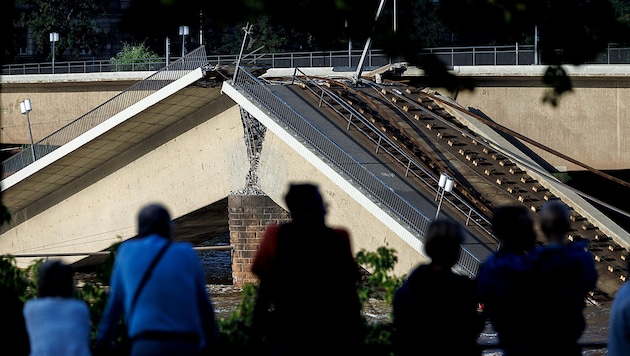 After the partial collapse, one of the bridge sections had to be blown up in a controlled manner. (Bild: APA/AFP/JENS SCHLUETER)