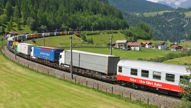 Spätestens ab 2032 sollen etwa Kies oder Beton auf die Schiene verlagert werden. (Bild: Christof Birbaumer)