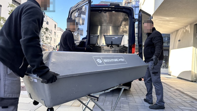 The body has already been removed by the Vienna Funeral Service and the investigation is in full swing ... (Bild: krone.tv)