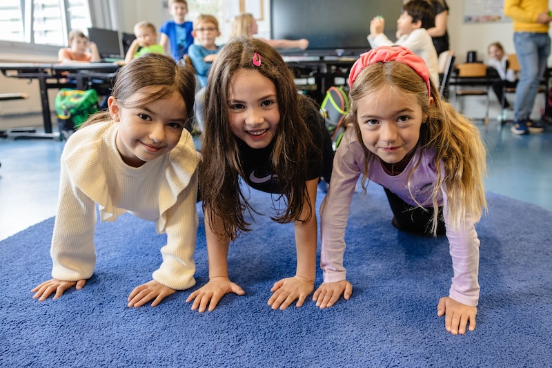 These girls had a lot of fun with "Krone" photographer Mario Urbantschitsch. They also played the game "Dobble" with him and didn't give him a chance. (Bild: Urbantschitsch Mario)