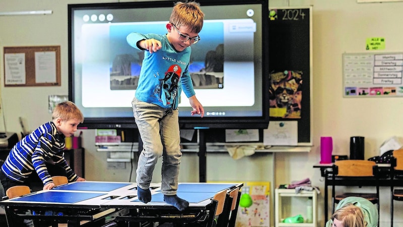 Climbing onto the tables and jumping down was also part of the program. (Bild: Urbantschitsch Mario)