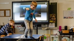 Die Kinder der 2 C der Wiener Volksschule Prandaugasse durften auch auf die Tische klettern und von ihnen hinunterspringen. (Bild: Urbantschitsch Mario)