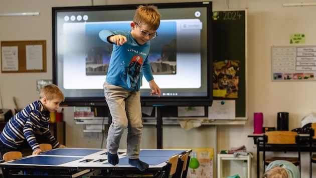 The children from class 2 C at Vienna's Prandaugasse elementary school were also allowed to climb onto the tables and jump off them. (Bild: Urbantschitsch Mario)