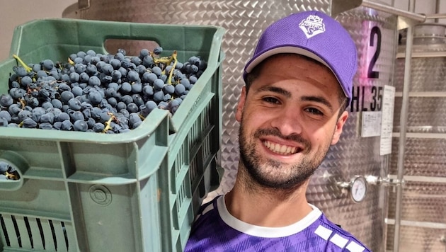 Winemaker Mattia Muggittu is now wearing purple. (Bild: zVg)